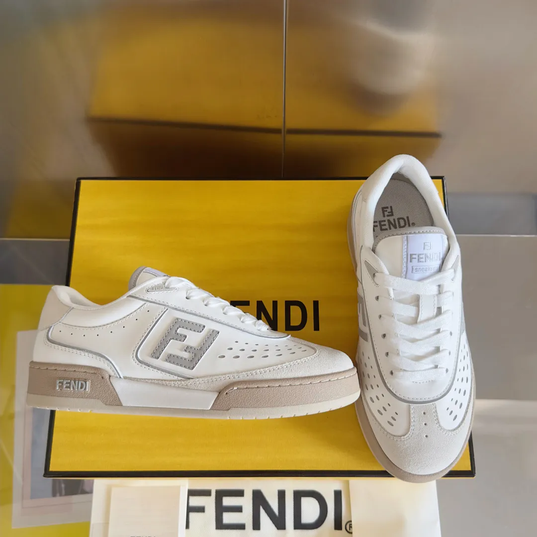 Top version: Couple model, leather cover 720💰 Fendi Fendi match series, couple model, film, casual sports shoes, sneakers, original purchase, development and production of these FENDI Match lace-up sports shoes. Small perforations accent the upper. Made of white leather with beige suede details. Matcha green leather FF applique. Rubber sole with FENDI lettering on the side. Comes with exquisite packaging at the counter 🛍📦 ▪️ Fabric: Original custom imported first-layer cowhide ▪️ Lining: Imported custom breathable mesh ▪️ Sole: Original molded TPU two-color combination sole ▪️ Sole thickness: 3CM ▪️ Size: Women's 35-41 / Men's 39-45